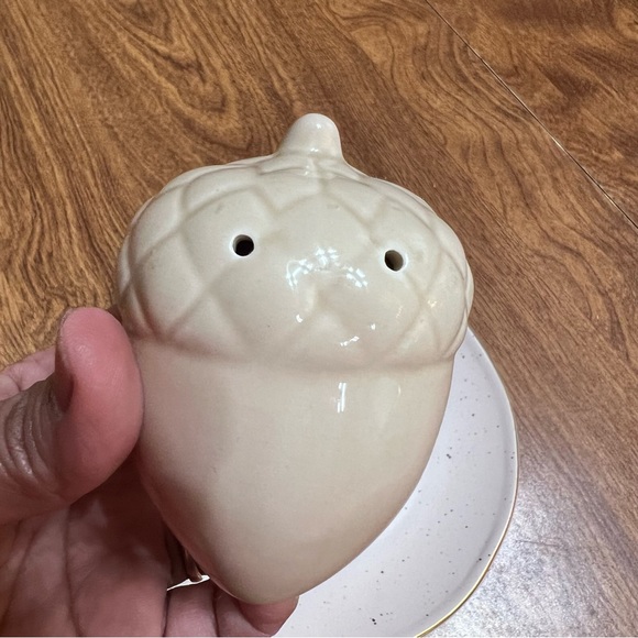 Vintage Acorn Cream Ceramic Minimalist salt and Pepper set - Picture 4 of 7